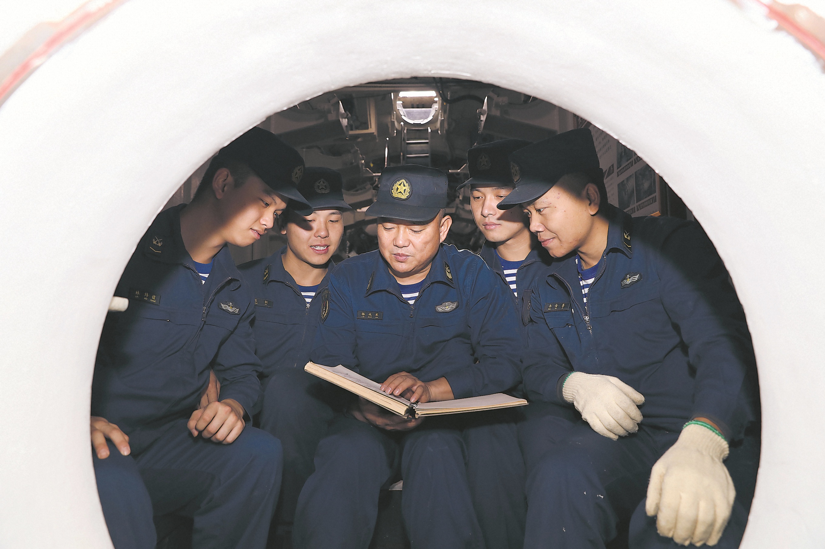 军营观察丨潜行深海他们有个“远洋朋友圈”