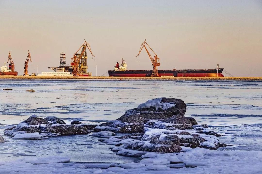 大船天津首制甲醇双燃料15000TEU集装箱船开启试航